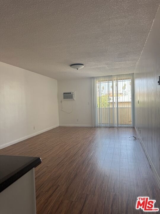 425 S Kenmore Avenue - Photo 2