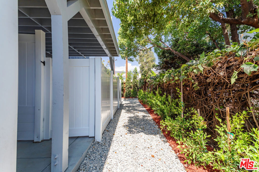 1812 W Glenoaks Boulevard - Photo 22