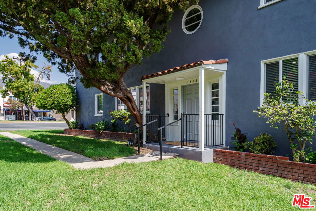 1812 W Glenoaks Boulevard - Photo 0