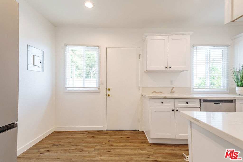 1812 W Glenoaks Boulevard - Photo 9