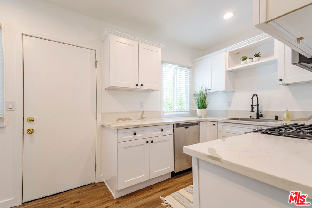 1812 W Glenoaks Boulevard - Photo 8