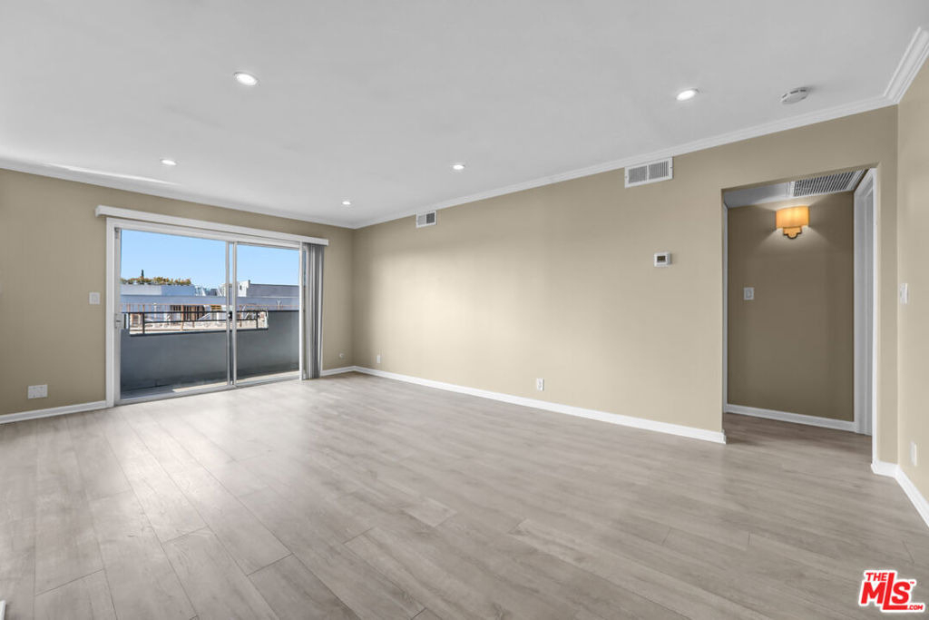 1250 N Kings Road - Photo 2