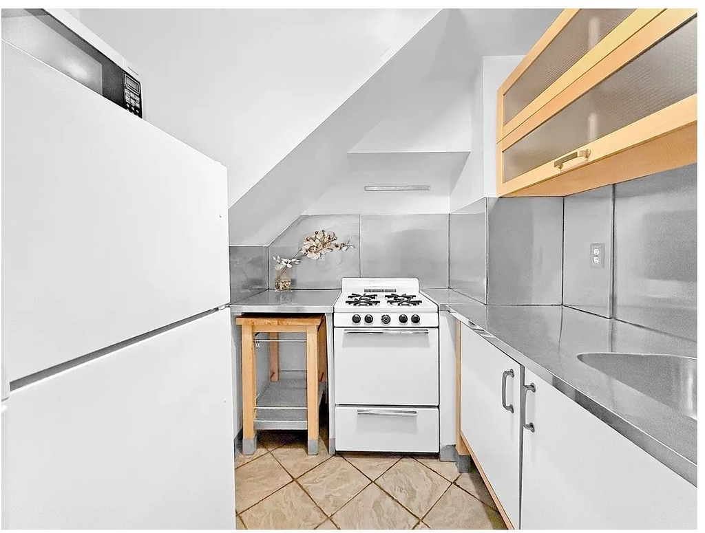 265 St James Place - Photo 4