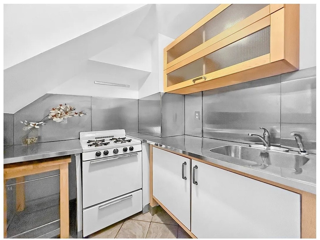 265 St James Place - Photo 5