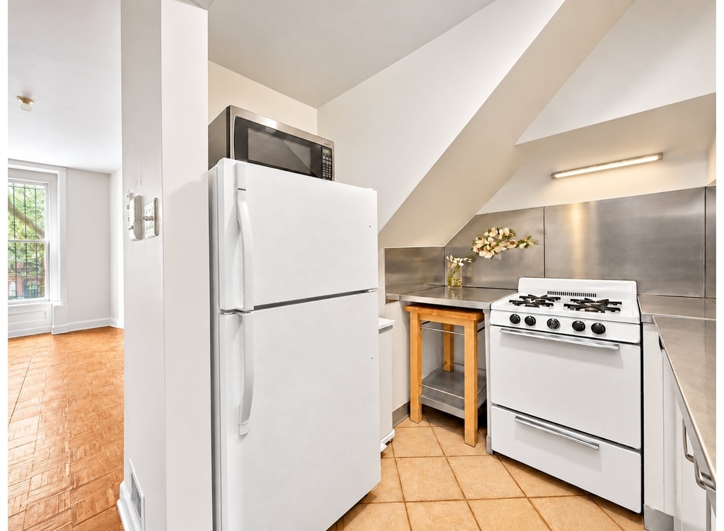 265 St James Place - Photo 4