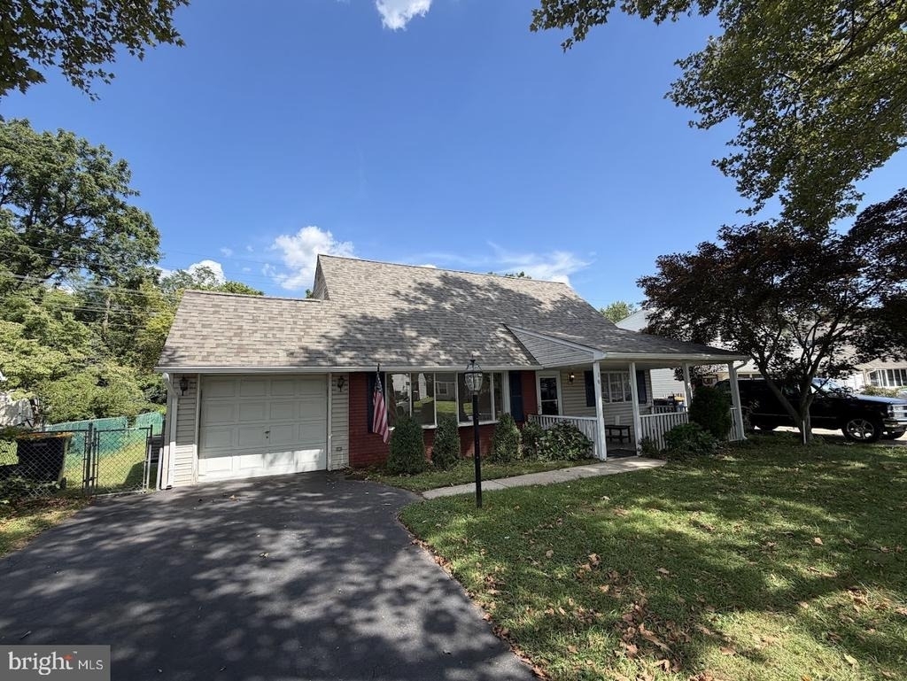 194 Kenwood Drive S - Photo 0