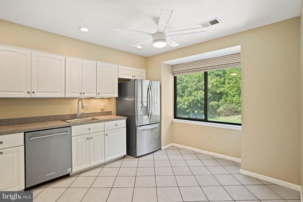 5205 King Charles Way - Photo 10