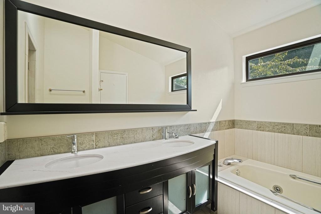 5205 King Charles Way - Photo 16