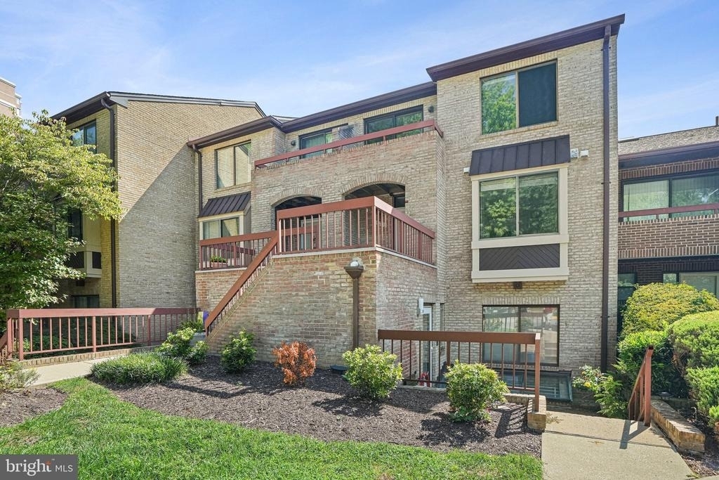 5205 King Charles Way - Photo 2