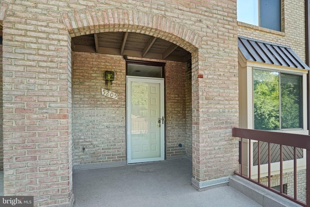 5205 King Charles Way - Photo 0