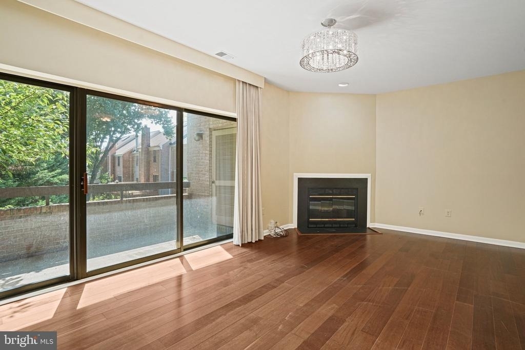 5205 King Charles Way - Photo 3