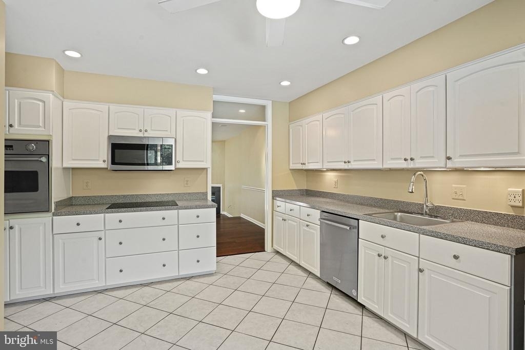 5205 King Charles Way - Photo 9