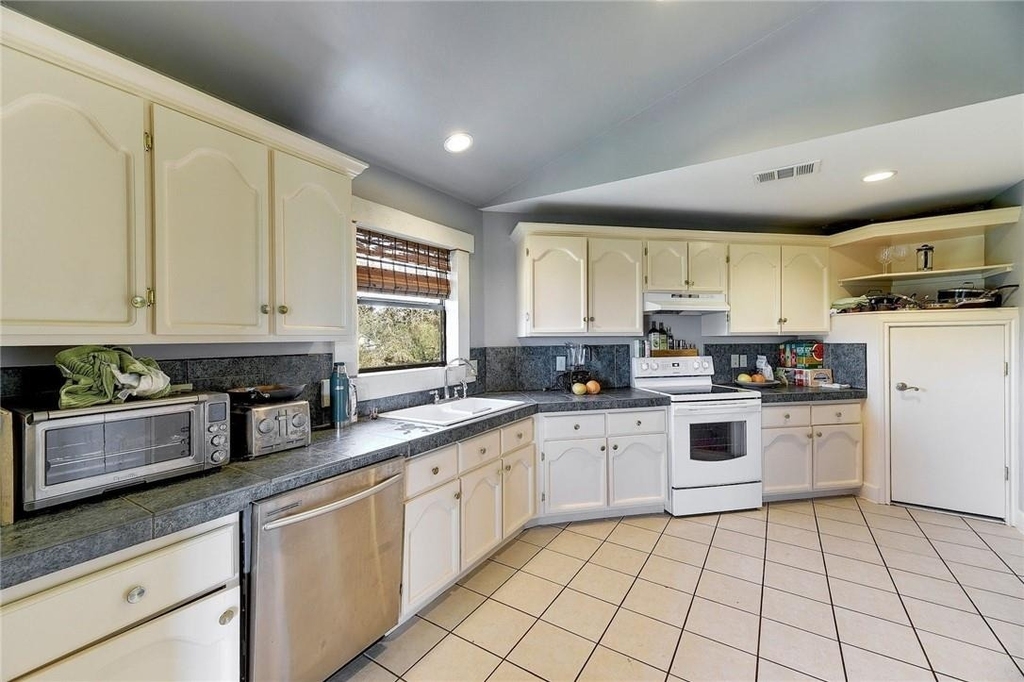 1712 Lakeshore Dr - Photo 6