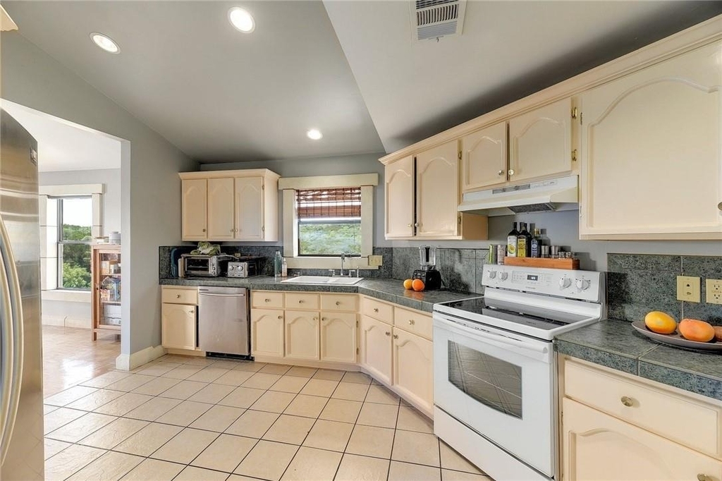 1712 Lakeshore Dr - Photo 5