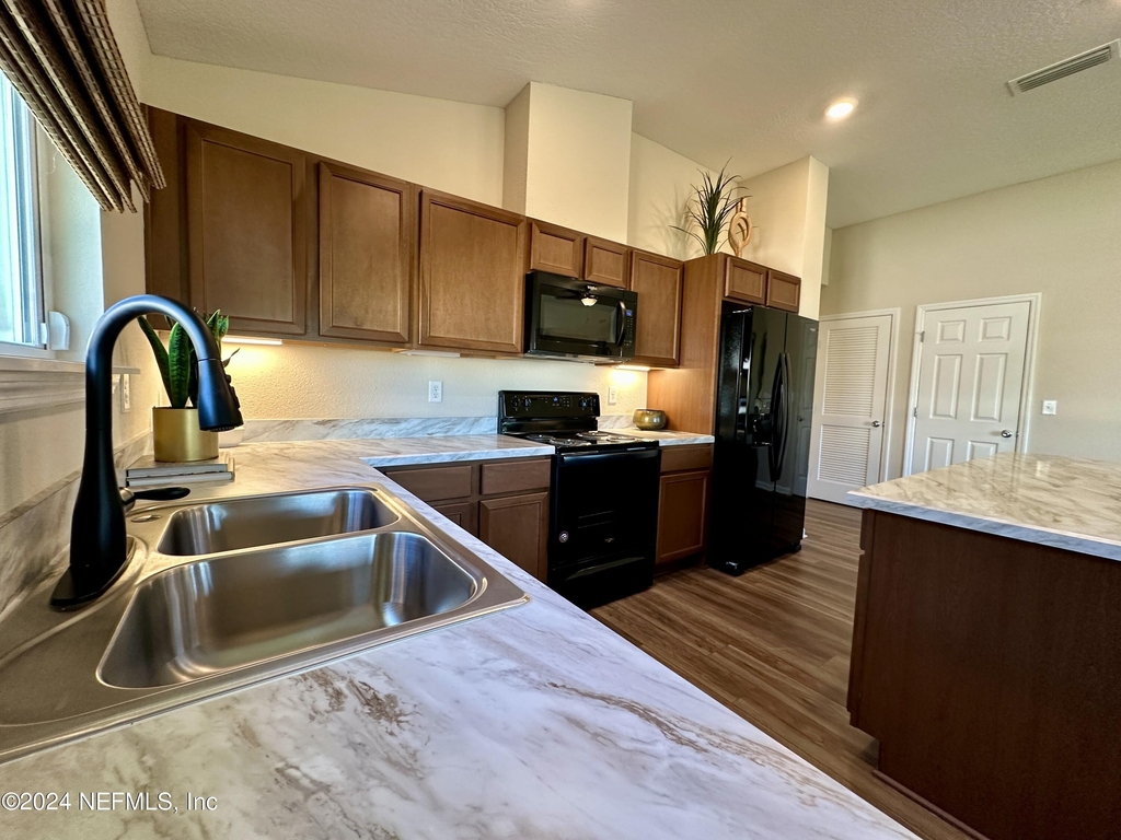 12398 Gillespie Avenue - Photo 18