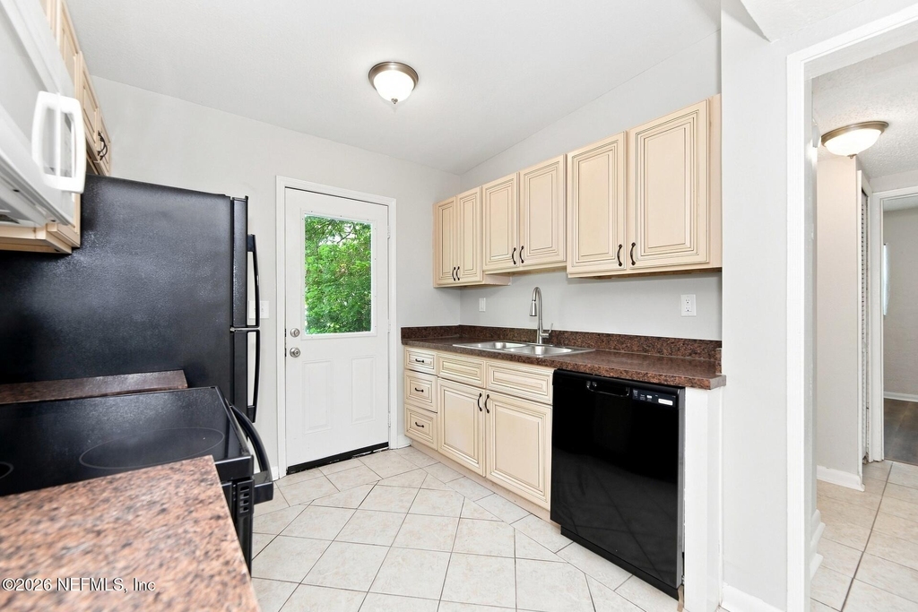 6856 Camelot Road - Photo 4