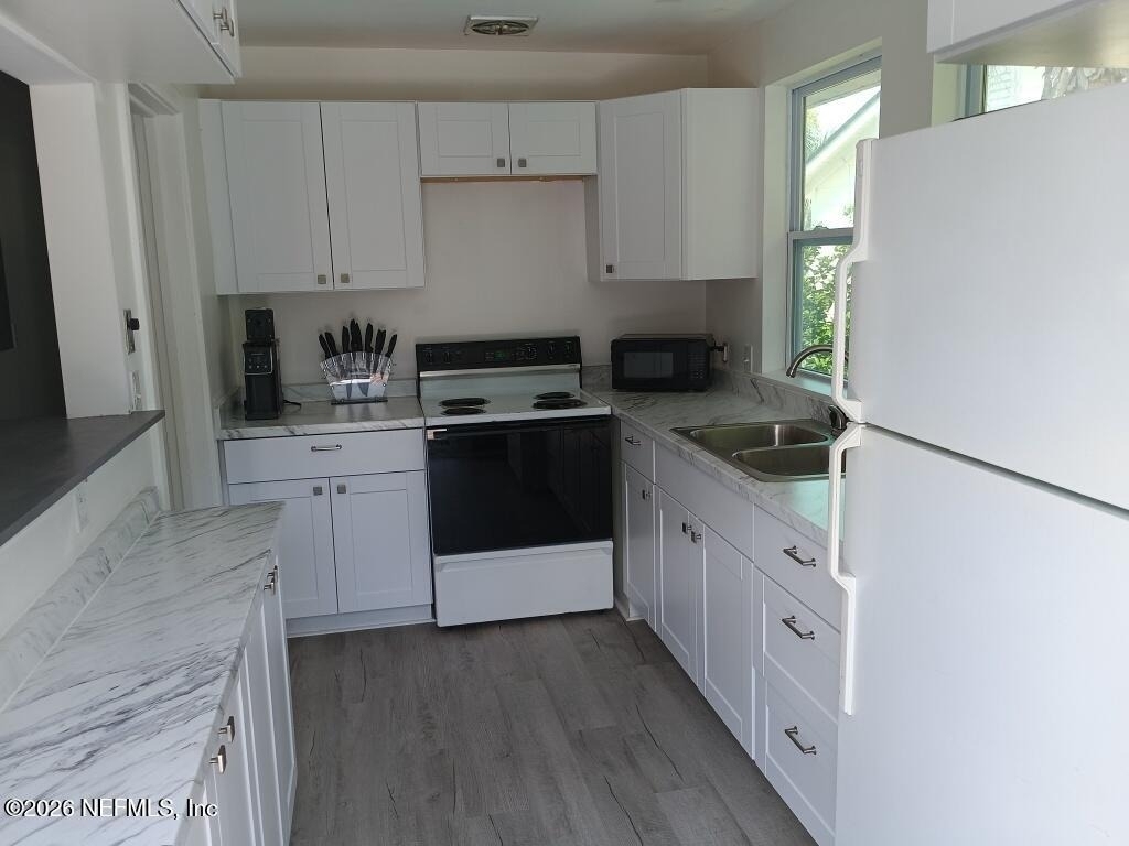 215 Oleander Street - Photo 2
