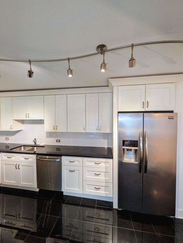 230 E Ontario Street - Photo 10