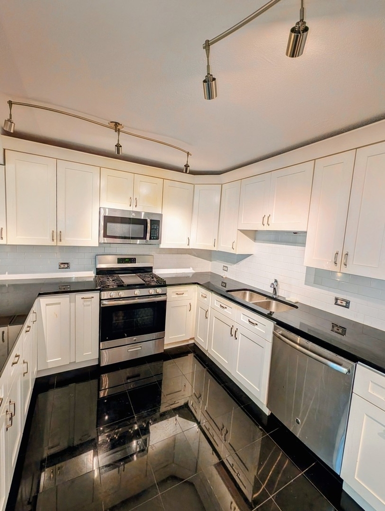 230 E Ontario Street - Photo 9