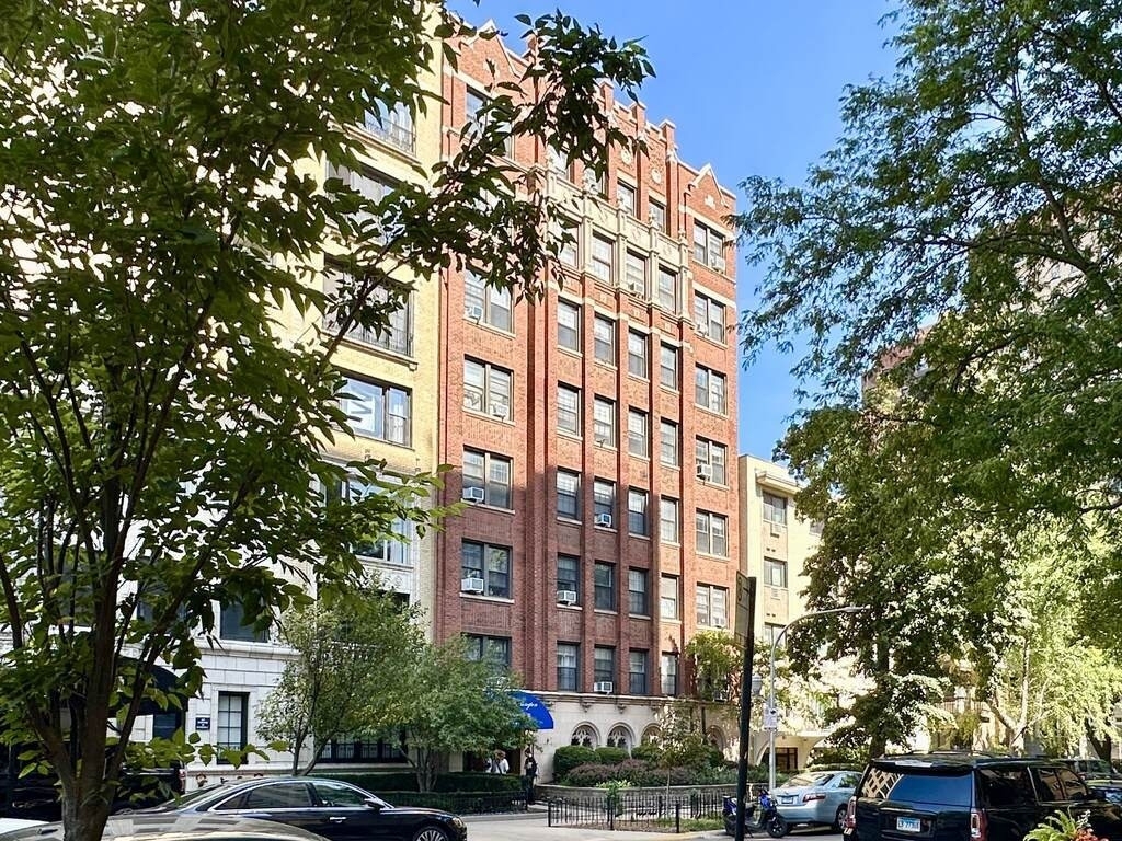 434 W Wellington Avenue - Photo 0