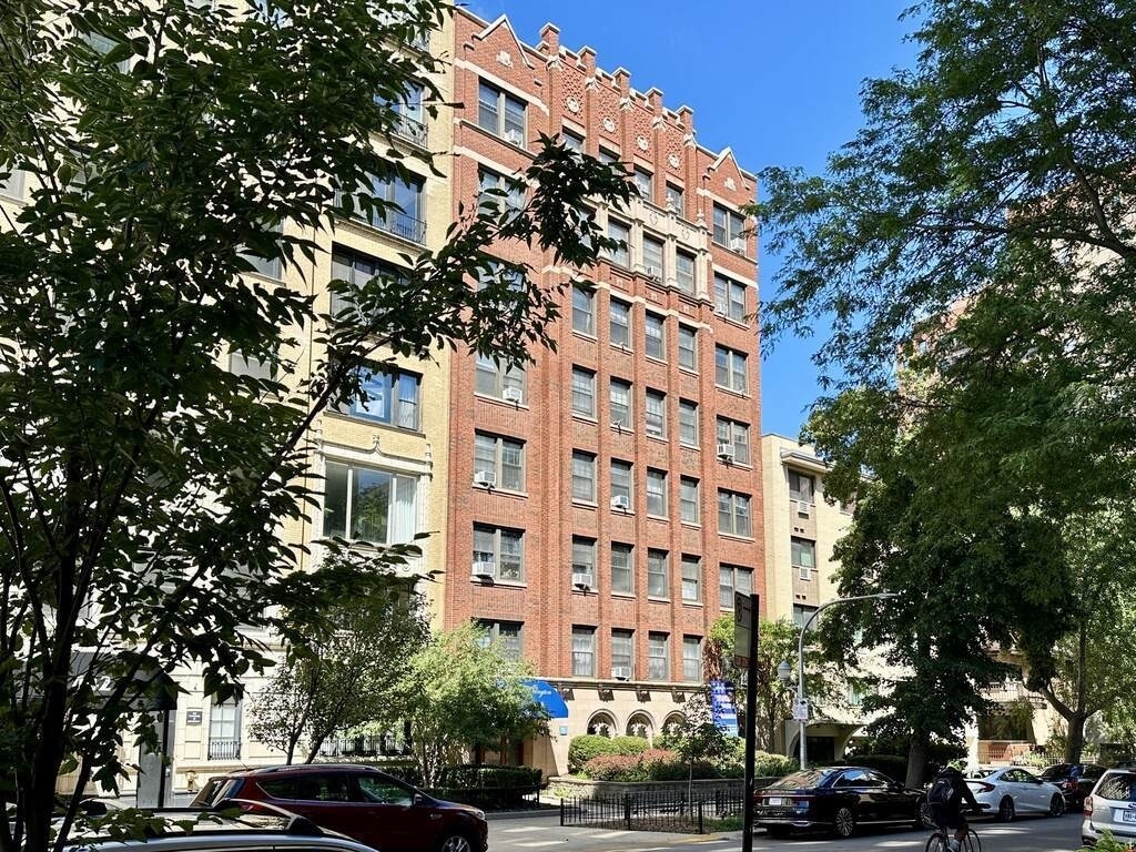 434 W Wellington Avenue - Photo 0