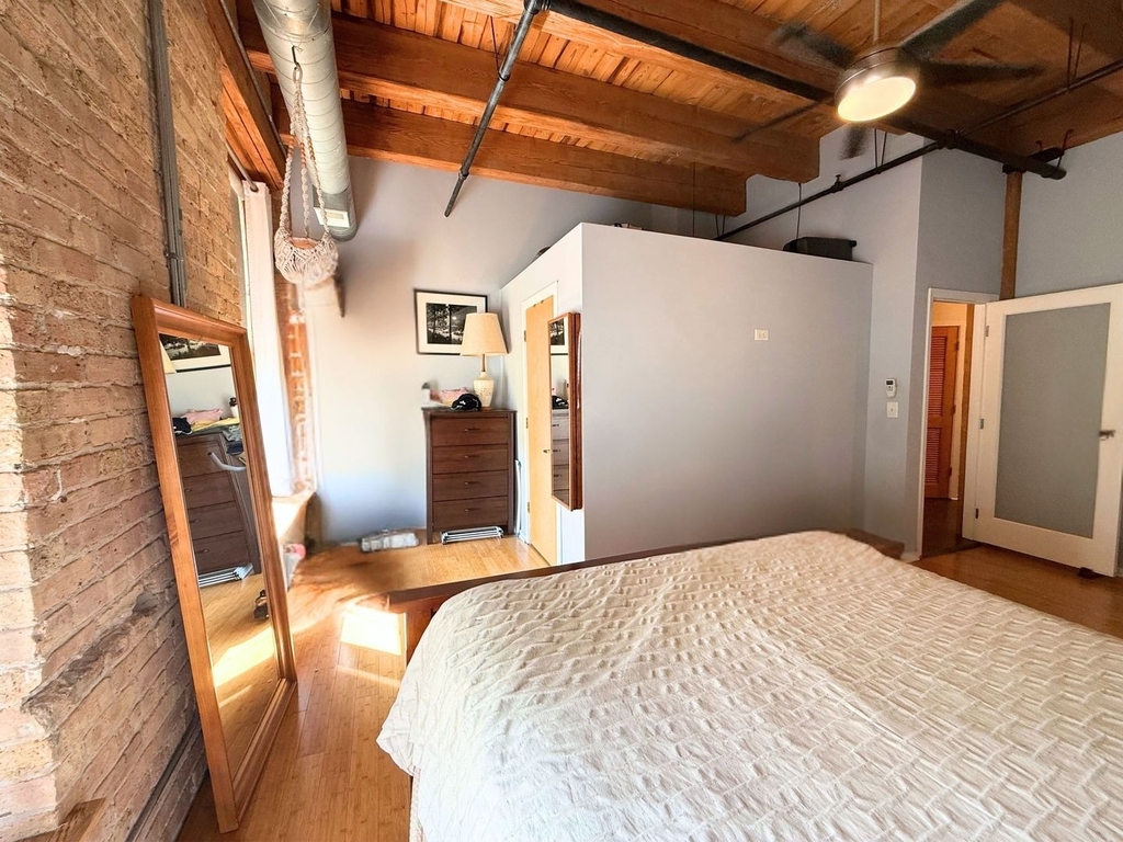 2511 W Moffat Street - Photo 9