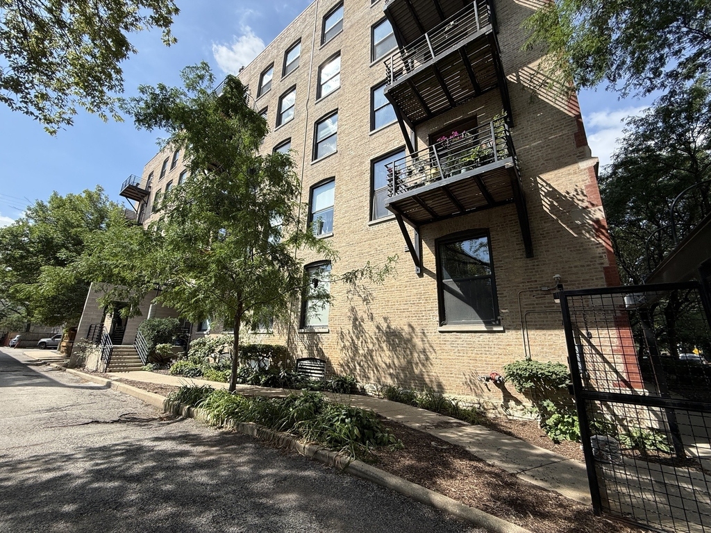 2511 W Moffat Street - Photo 1
