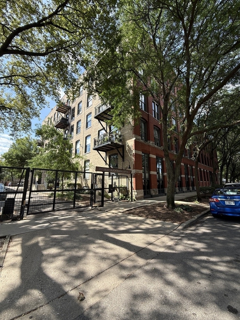 2511 W Moffat Street - Photo 0