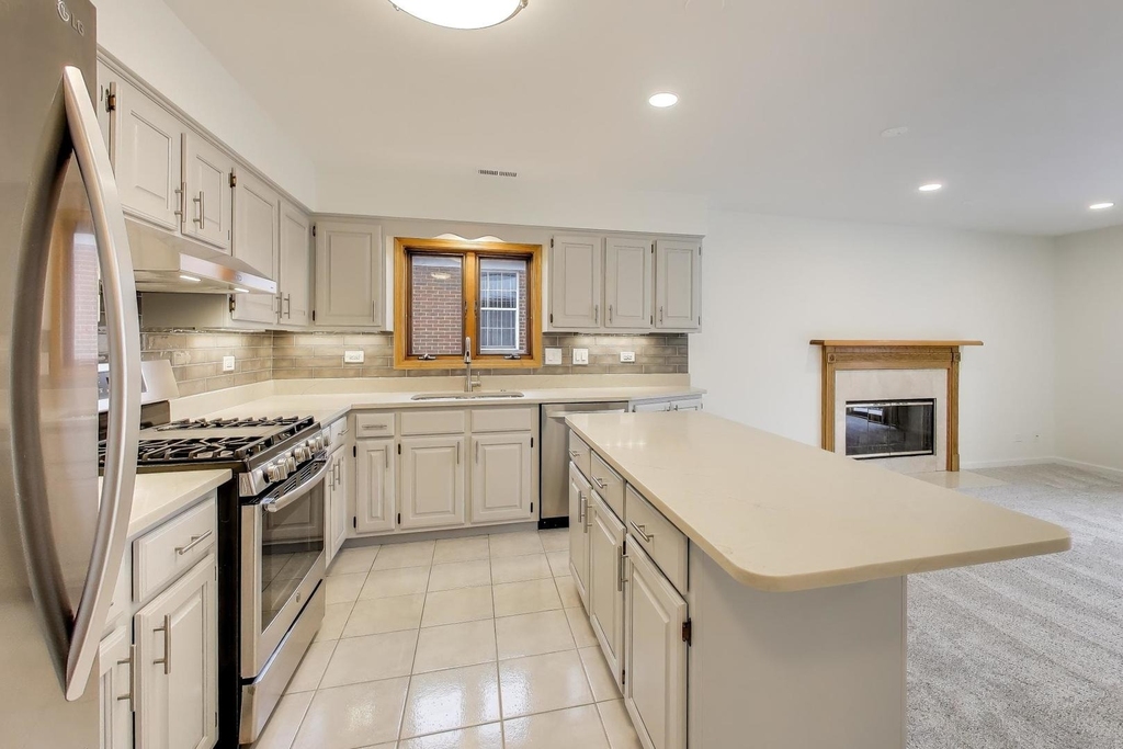1209 E Davis Street E - Photo 7
