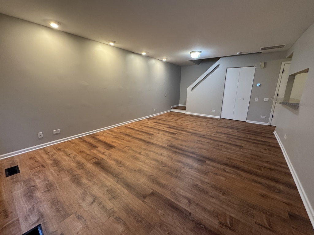 407 Trenton Court - Photo 2