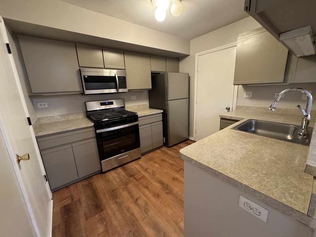 407 Trenton Court - Photo 4