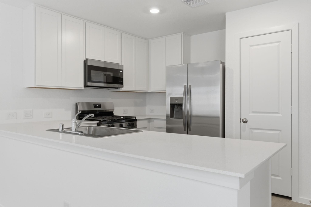 1538 Golden Iris - Photo 3