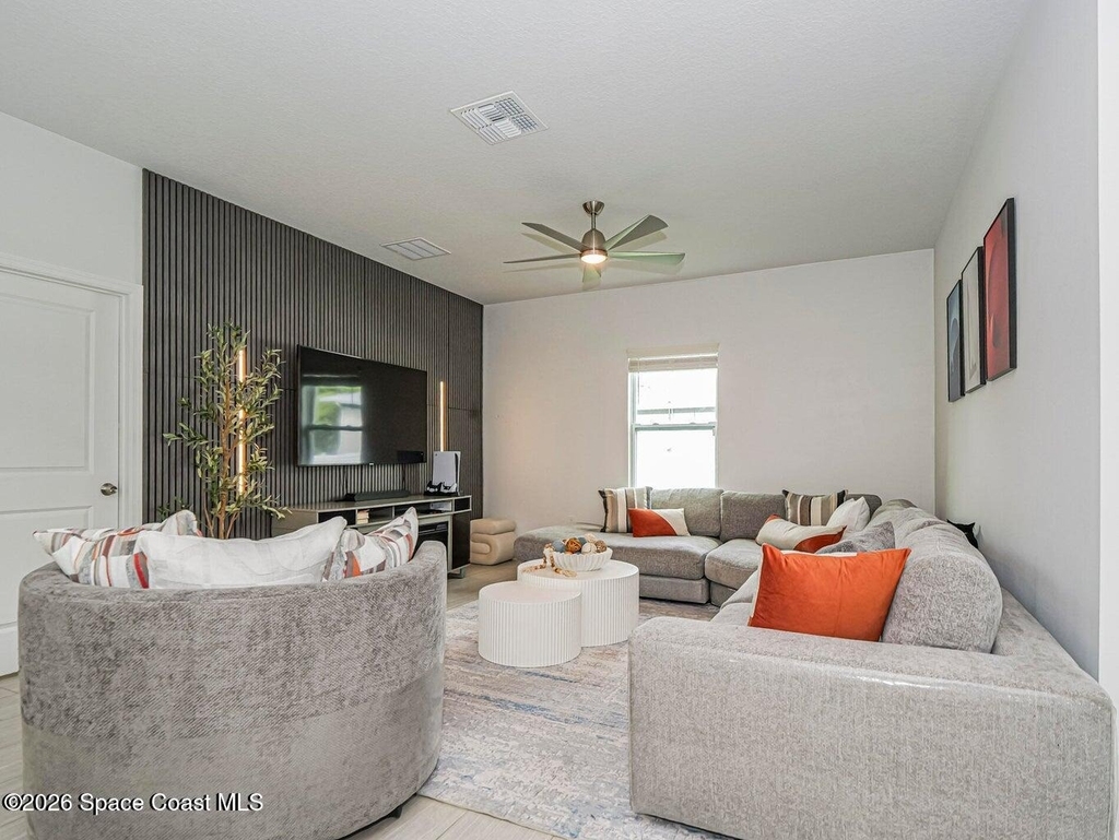 3010 Eldron Boulevard Se - Photo 2