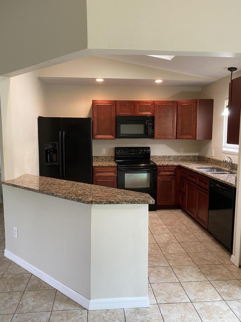 481 Harrington Street Sw - Photo 3