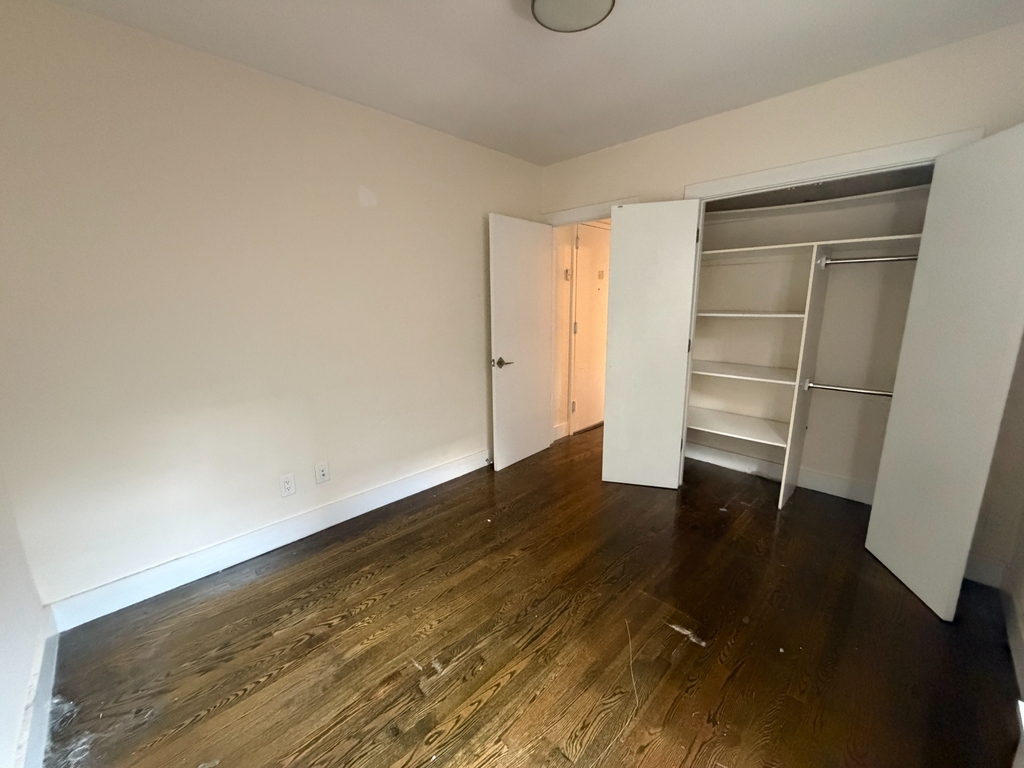 East 55th Street - Photo 4