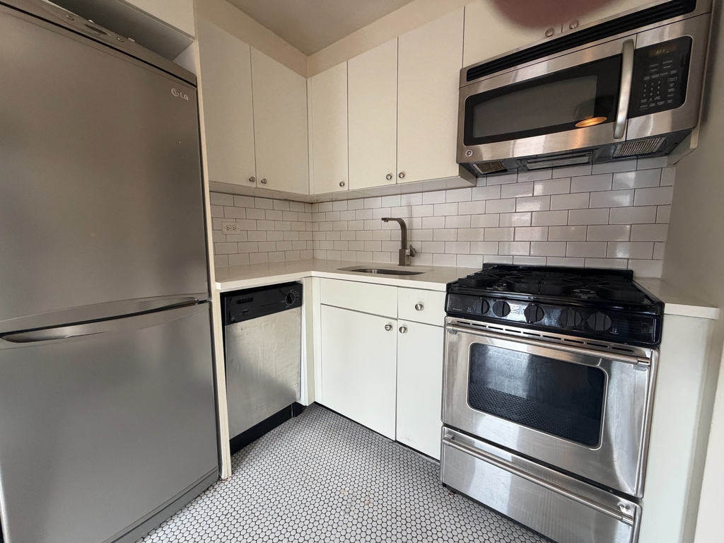East 55th Street - Photo 2