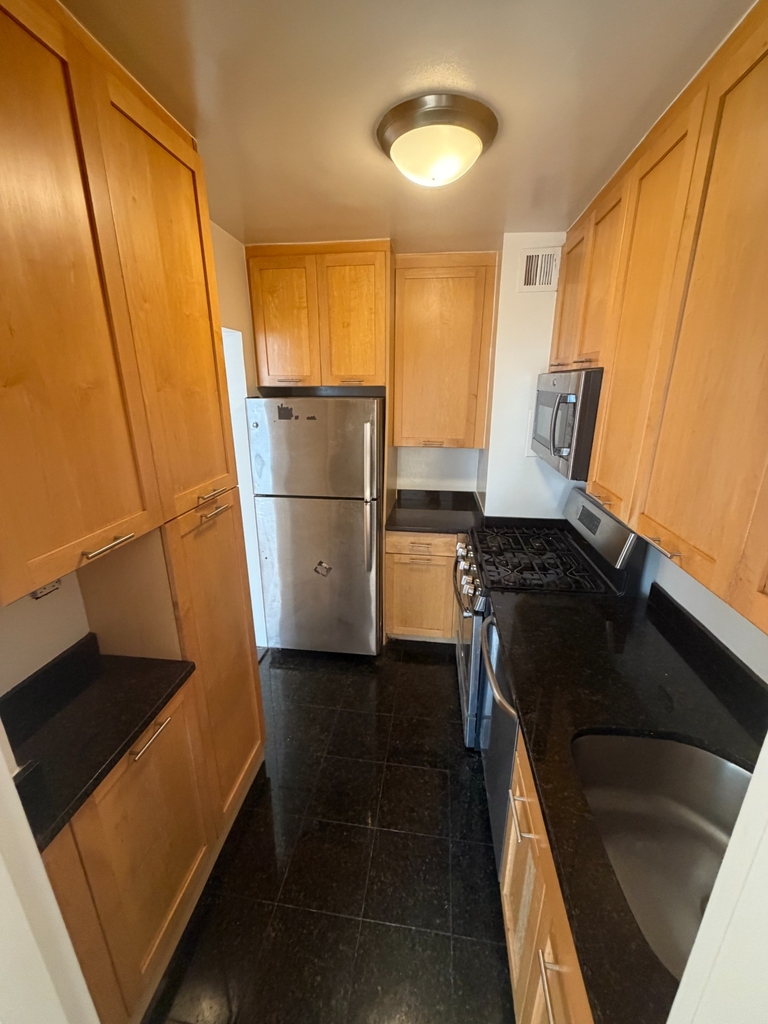 East 79th Street - Photo 7