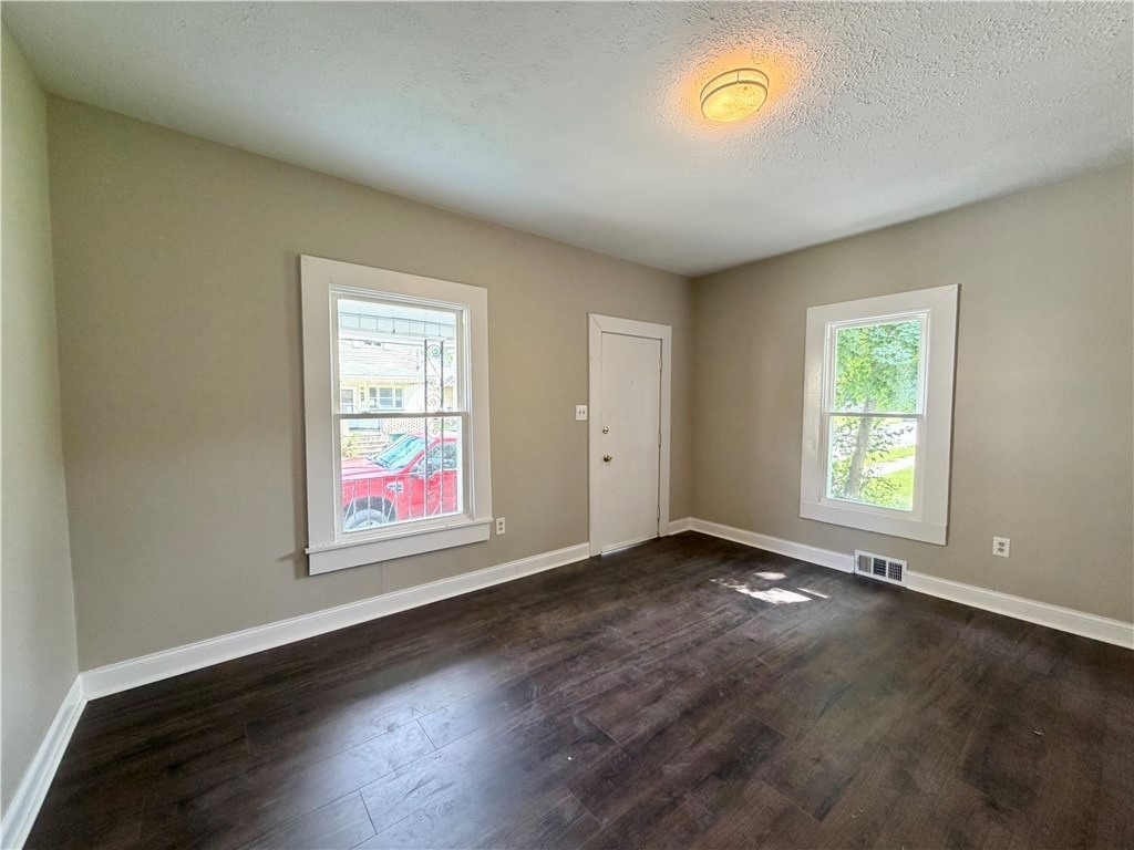1112 Pollock Ave - Photo 2