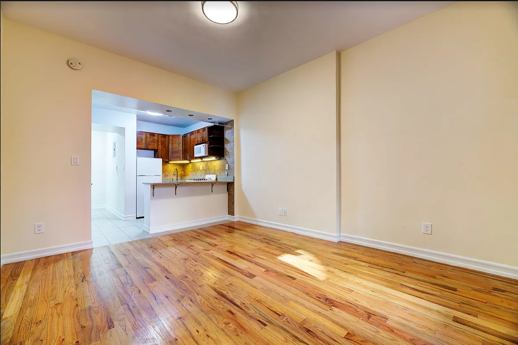 225 east 10 - Photo 2