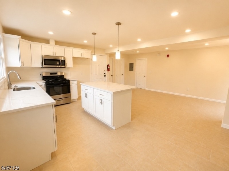 105 Chandler Ave - Photo 1