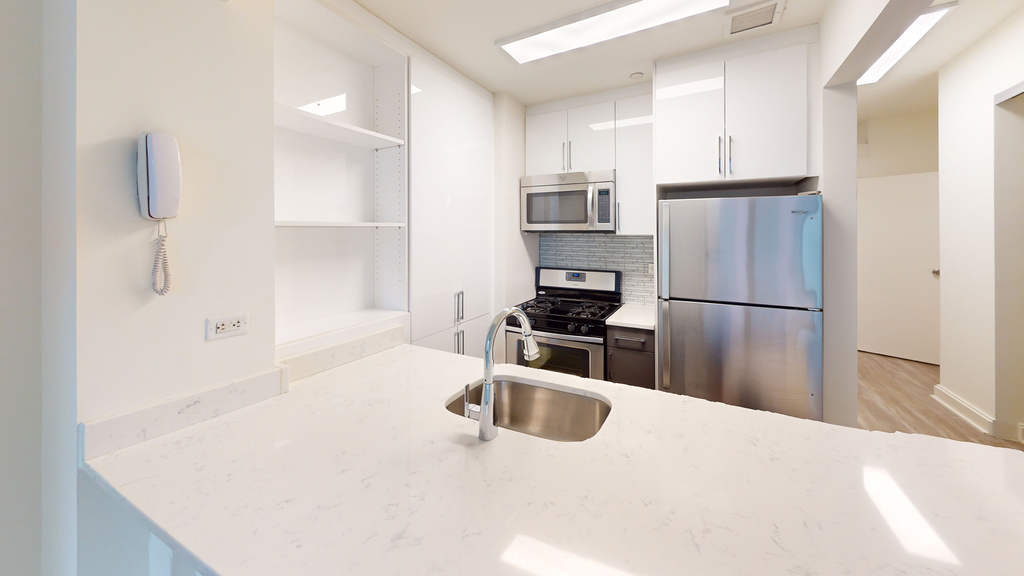 10 Hanover Square - Photo 1