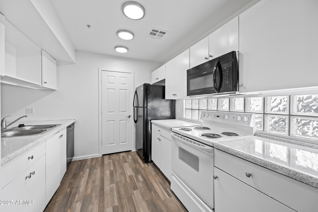 3065 N 67th Avenue - Photo 2
