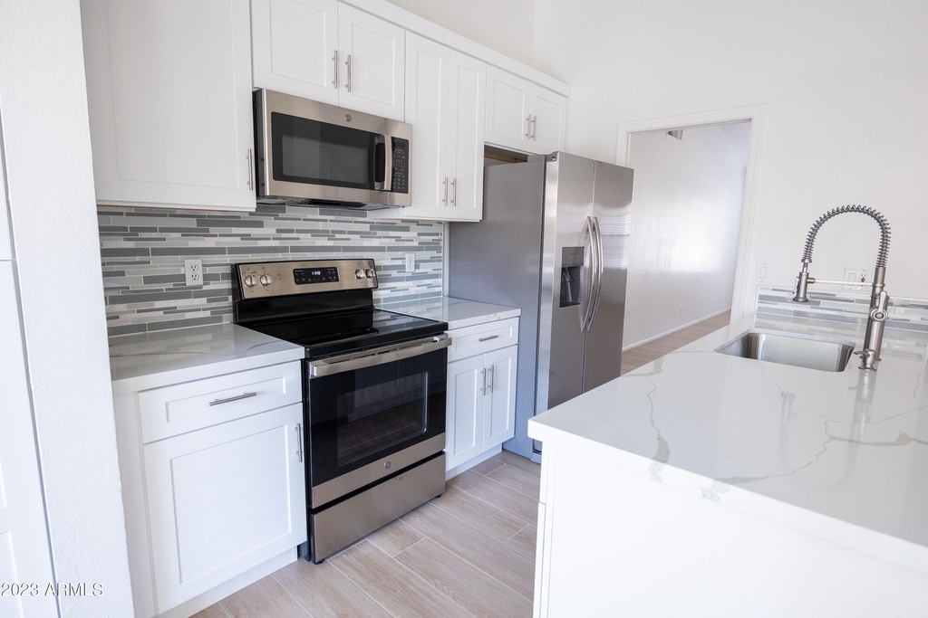 1027 E Hearne Way - Photo 2