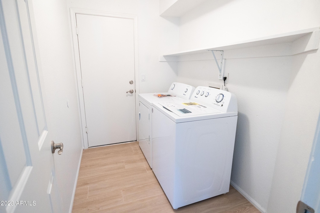 1027 E Hearne Way - Photo 15