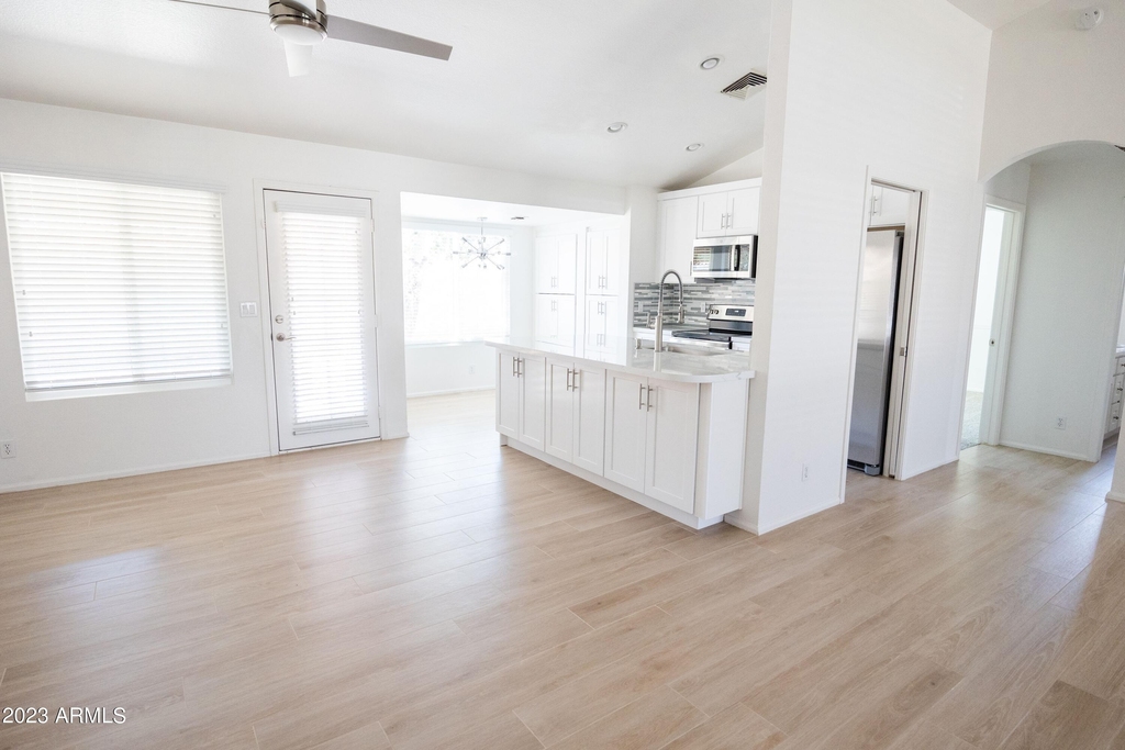 1027 E Hearne Way - Photo 4