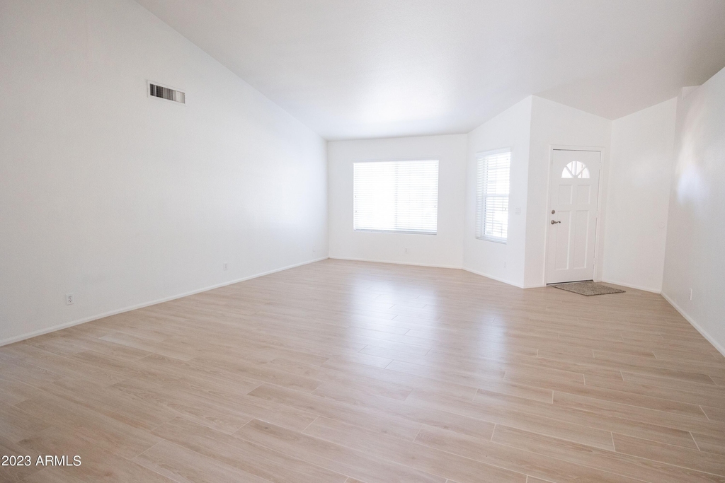 1027 E Hearne Way - Photo 6