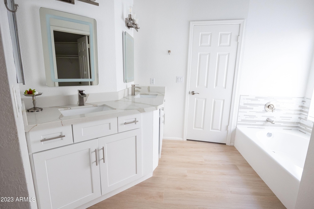 1027 E Hearne Way - Photo 8