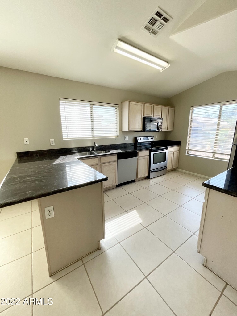 11434 W Cambridge Avenue - Photo 5