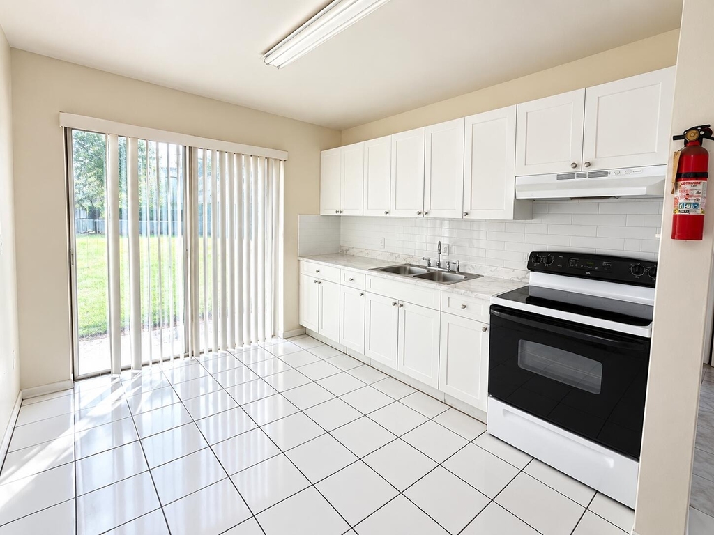 1521 W 21st Street - Photo 3
