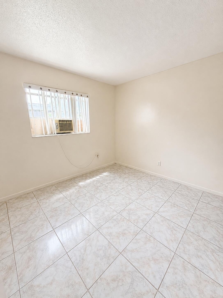 1521 W 21st Street - Photo 5